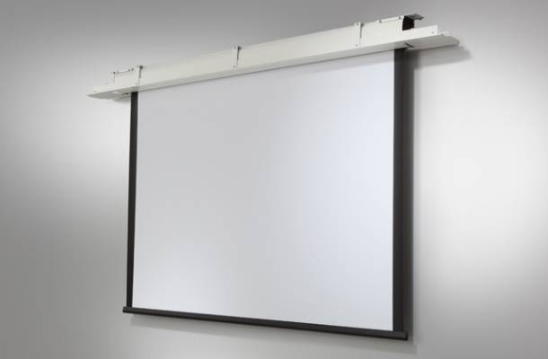 Eine weiße Projektionsleinwand ist von der Decke abgehängt und zeigt keine Projektion.