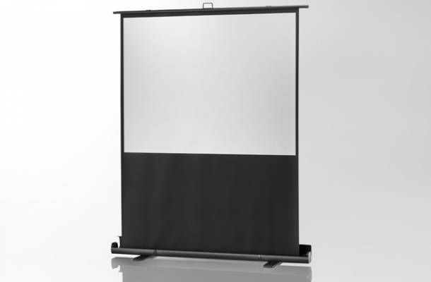 Tragbare Projektionsleinwand vor neutralem Hintergrund, bereit zur Präsentation oder Filmprojektion.
