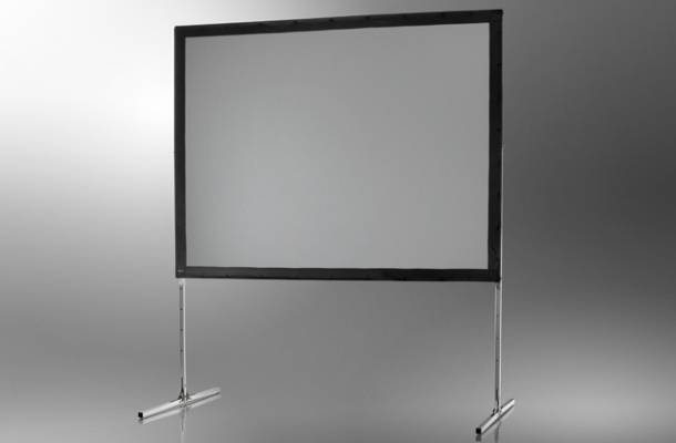 Eine große, leere Leinwand auf einem Ständer vor einem grauen Hintergrund.
