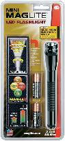 Verpackung einer Mini Maglite LED-Taschenlampe mit zwei Batterien. Enthält Informationen zur Langlebigkeit und Helligkeit des Produkts.