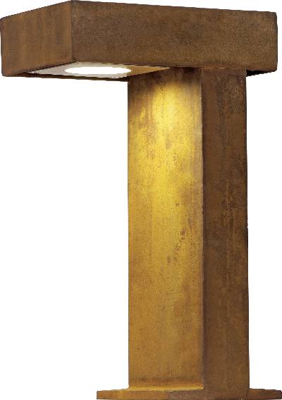 Eine rostfarbene Außenleuchte in modernem Design mit rechteckigem Schirm. Sie steht auf einer festen Basis und spendet nach unten gerichtetes Licht.
