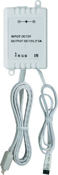 Ein schwarzer LED-Controller mit der Aufschrift 'INPUT: DC12V OUTPUT: DC12V 3*2A', verbunden mit mehreren Kabeln und Steckern.