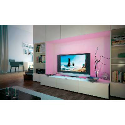 Ein modernes Wohnzimmer mit einem großen weißen Regal, unterteilt in offene Fächer. Ein Fernseher zeigt Naturbilder. Sanfte Beleuchtung schafft eine gemütliche Atmosphäre.