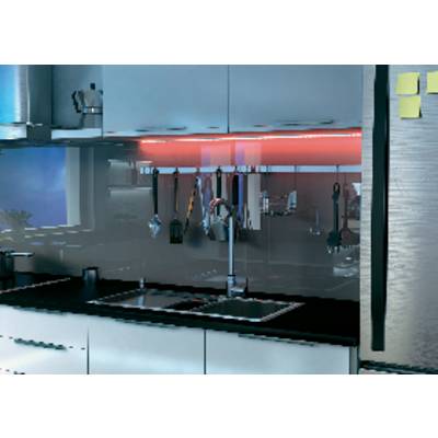 Moderne Küche mit Hängeregal, Küchenutensilien, Spüle und Notizzetteln an der Wand. Rotes Licht beleuchtet die Arbeitsfläche.