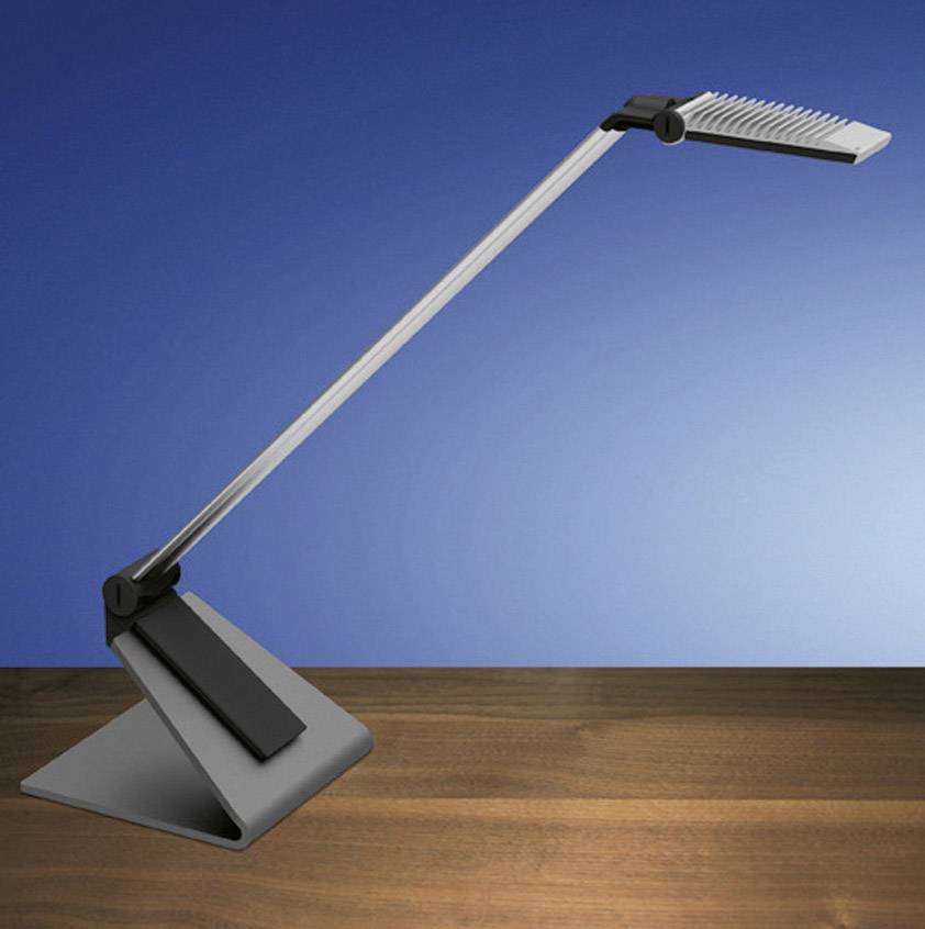 Moderne Schreibtischlampe mit schlankem Metallarm und rechteckigem Lampenschirm, auf Holzoberfläche vor blauem Hintergrund.