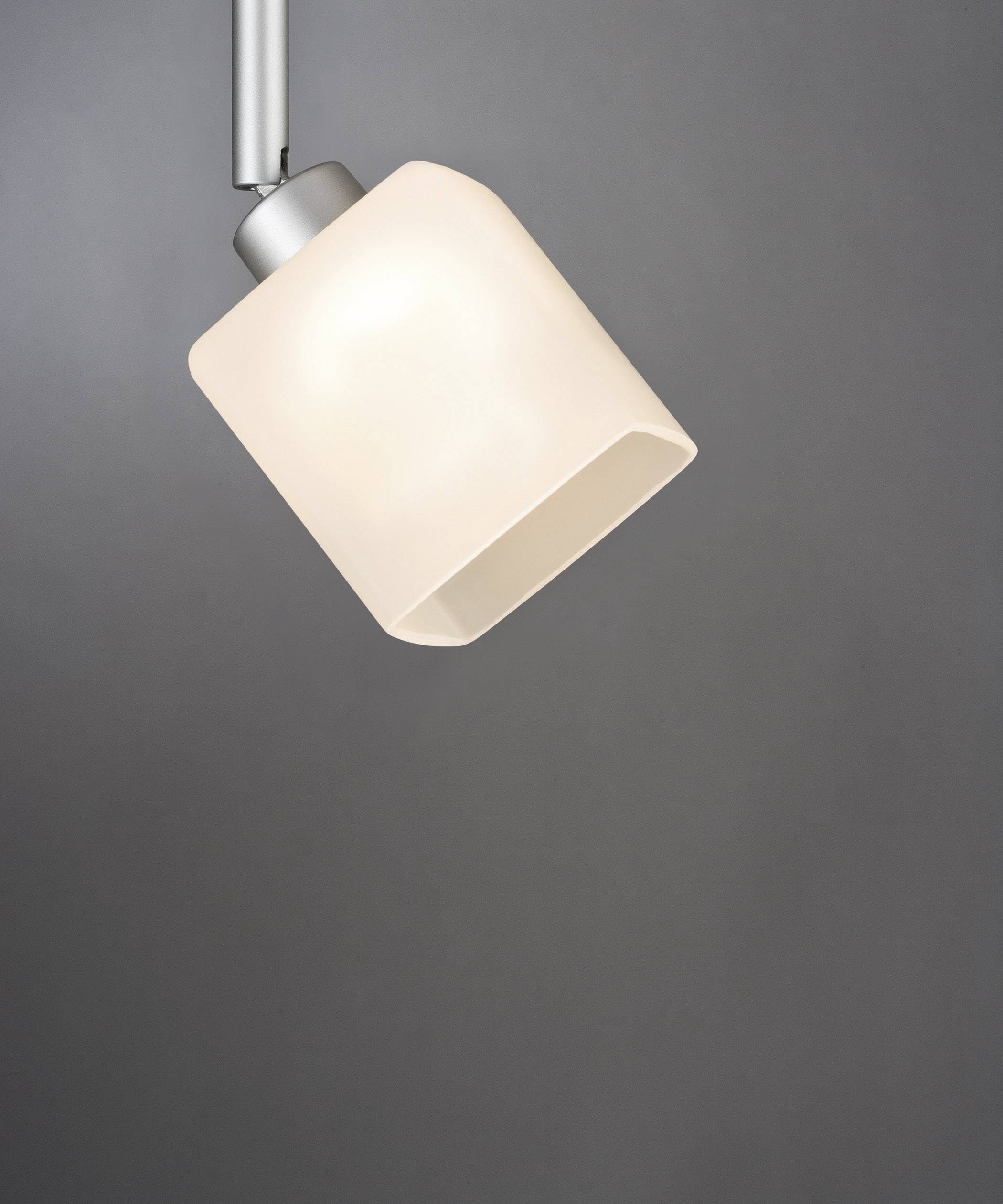 Hängelampe mit quadratischem, cremefarbenem Lampenschirm, leuchtet sanft auf grauem Hintergrund.