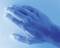 Eine Hand auf blauem Hintergrund mit dem Wort 'ANGEBOT' darauf geschrieben.