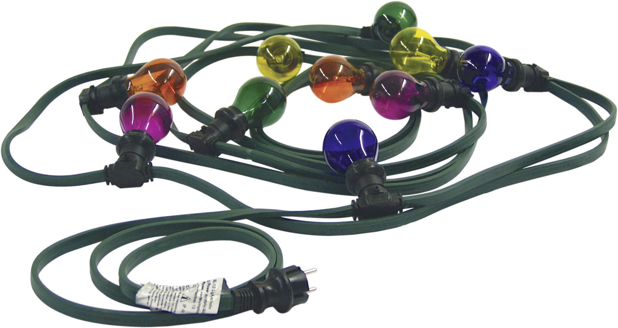 Eine Lichterkette mit bunten Glühbirnen in Grün, Gelb, Rot, Violett und Blau auf einem grünen Kabel, zusammengelegt auf hellem Hintergrund.