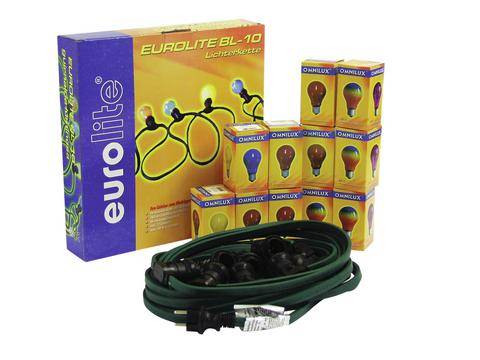'Karton mit Eurolite BL-10 Lichterkette und mehrere Boxen mit verschiedenfarbigen Glühbirnen. Schwarzes Kabel mit Stecker im Vordergrund.'
