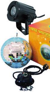 Eine silberne Discokugel, ein Projektor und eine Verpackung mit buntem Design. Elektrisches Kabel mit Stecker im Vordergrund.