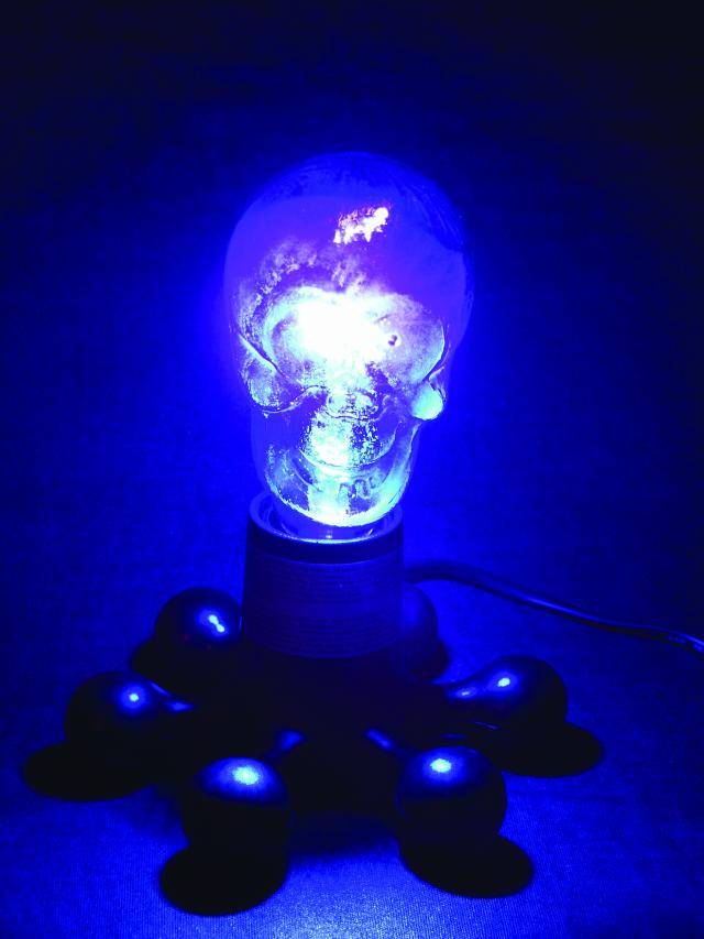 Glühlampe in Totenkopfoptik und E-27-Fassung