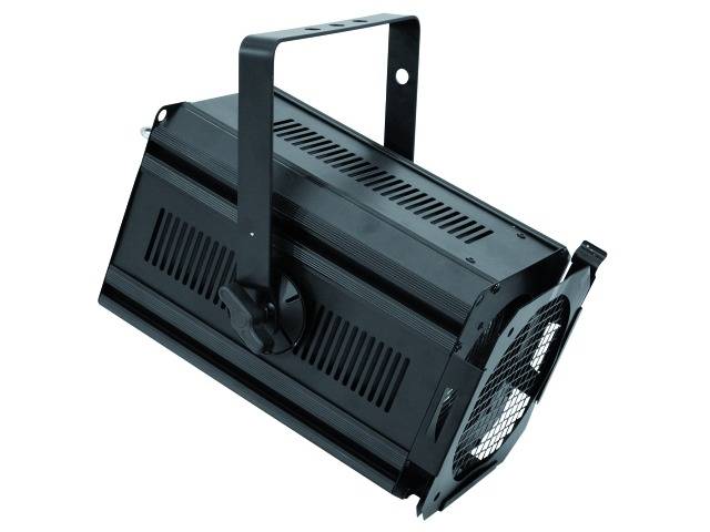 Ein schwarzer Bühnenscheinwerfer mit Griff und Lüftungsschlitzen auf beiden Seiten, in leichter seitlicher Perspektive dargestellt.