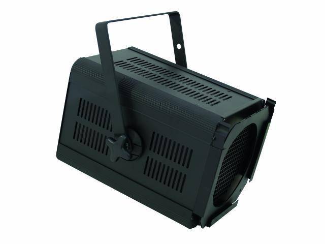Ein schwarzer Bühnenstrahler mit Belüftungsschlitzen und einem verstellbaren Befestigungsbügel zur Befestigung an Geräten oder Decken.