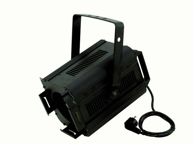Ein schwarzer Bühnenscheinwerfer mit einer Halterung und einem Kabel mit Stecker liegt auf einem hellen Hintergrund.