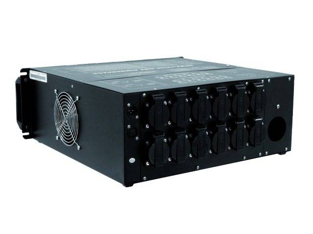 Ein schwarzer elektronischer Kasten mit mehreren Steckdosen an der Vorderseite und einem Lüfter an der Seite, vor weißem Hintergrund.