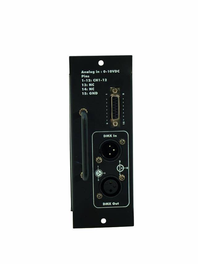 Ein schwarzes Bedienfeld mit DMX-In und DMX-Out Anschlüssen sowie einem analogen 0-10VDC Anschluss. Beschriftungen der Pins sind sichtbar.