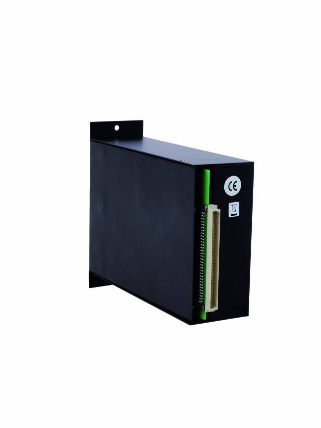 Schwarzes elektrisches Bauteil mit CE-Logo, Seitenansicht. Gerät zeigt einen langen Anschluss auf der rechten Seite.