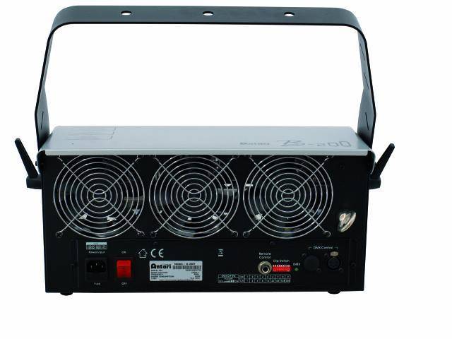 'Laserworld' Licht-Showgerät mit drei Lüftern auf der Rückseite. Es hat verschiedene Anschlüsse und Bedienelemente für Lichtsteuerung.