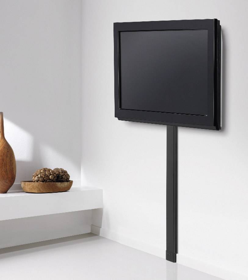 Ein moderner, schwarzer Fernseher ist an einer weißen Wand montiert. Daneben stehen dekorative Vasen auf einem weißen Regal.