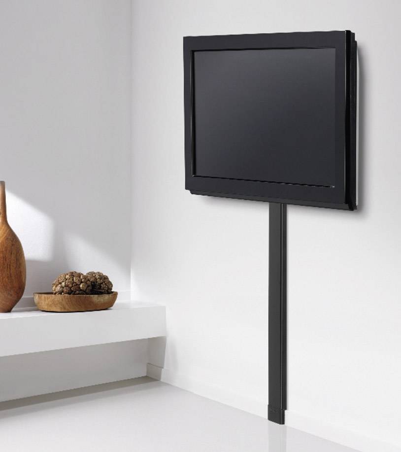 Ein schwarzer, flacher Fernseher ist an der Wand in einem modernen, minimalistisch eingerichteten Raum montiert. Rechts neben einer weißen Ecke.