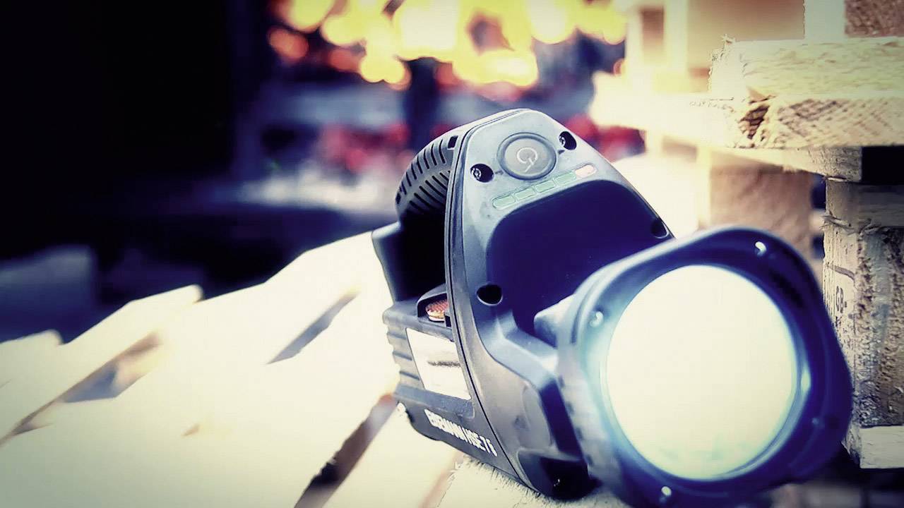 Tragbare Taschenlampe strahlt helles Licht aus, umgeben von unscharfen Hintergrund.