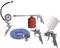 Luftdruckwerkzeug-Set mit Spritzpistole, Reifenfüller mit Manometer, Spiralschlauch, Ölkanne und Druckpistole vor weißem Hintergrund.