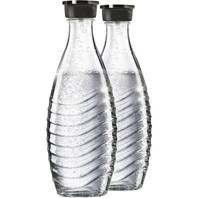 Zwei stilvolle Glasflaschen mit schwarzem Deckel, gefüllt mit sprudelndem Wasser, stehen nebeneinander auf weißem Hintergrund.