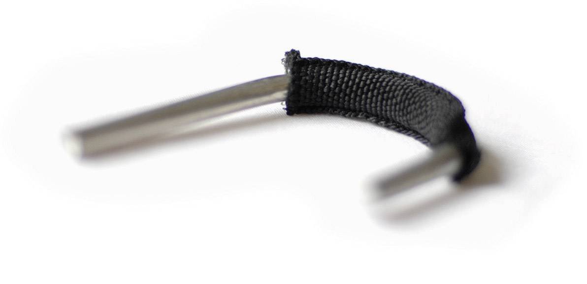 Ein gebogener Metallhaken mit schwarzem Textilüberzug, möglicherweise Teil eines Verschlusses oder Verbindungsmechanismus.