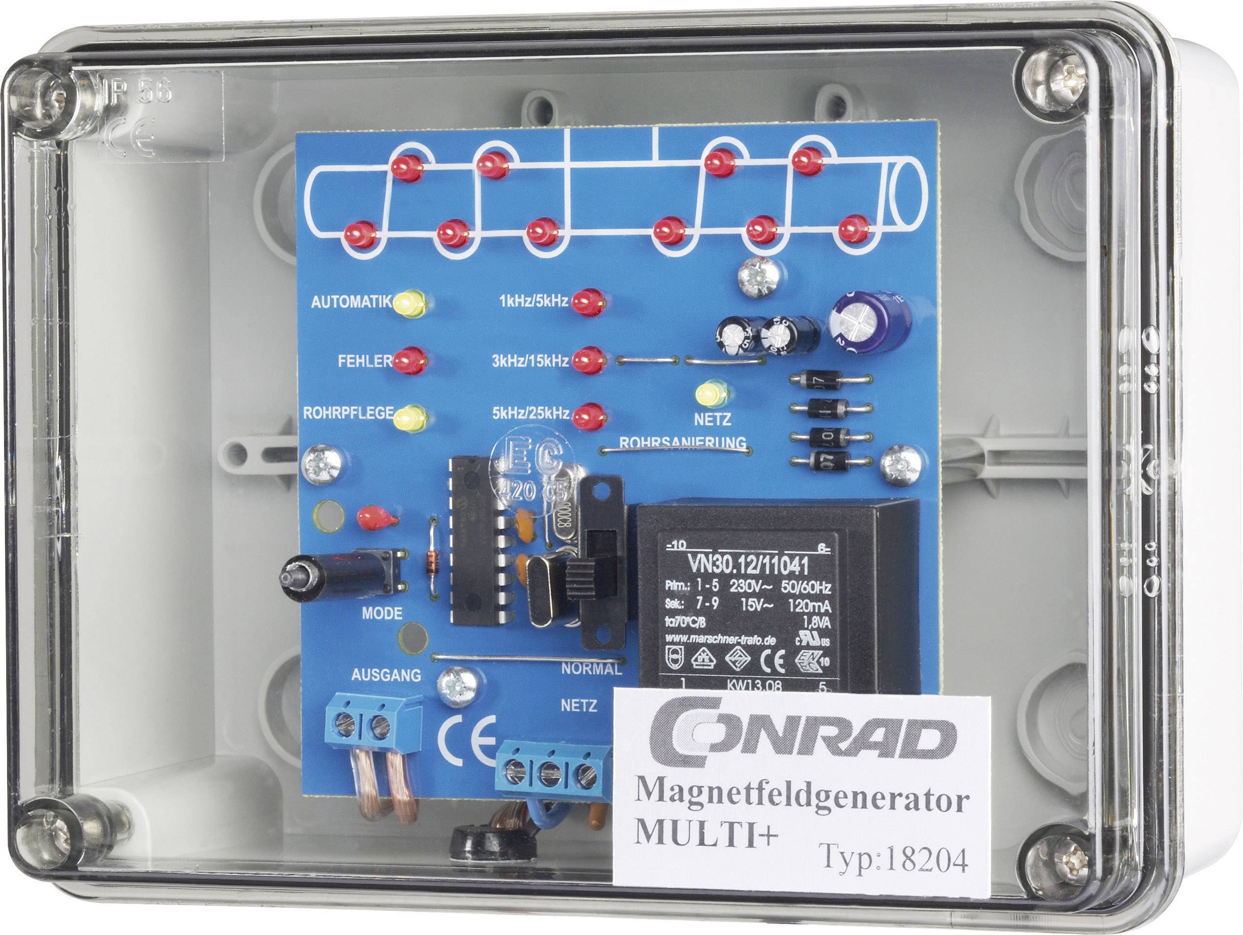 Ein blaues Schaltkreis-Board im Inneren eines transparenten Gehäuses. Es zeigt verschiedene Lichter und wird als 'Magnetfeldgenerator MULTI+' bezeichnet.
