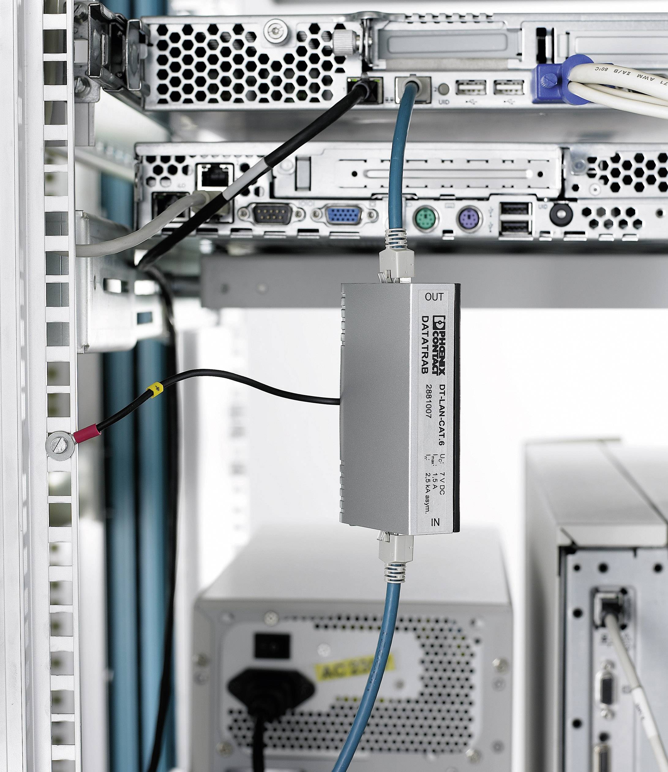 Ein Server-Rack mit mehreren elektronischen Geräten, verkabelt für Netzverbindungen. Ein Data-Line-Schutzgerät ist hervorgehoben.