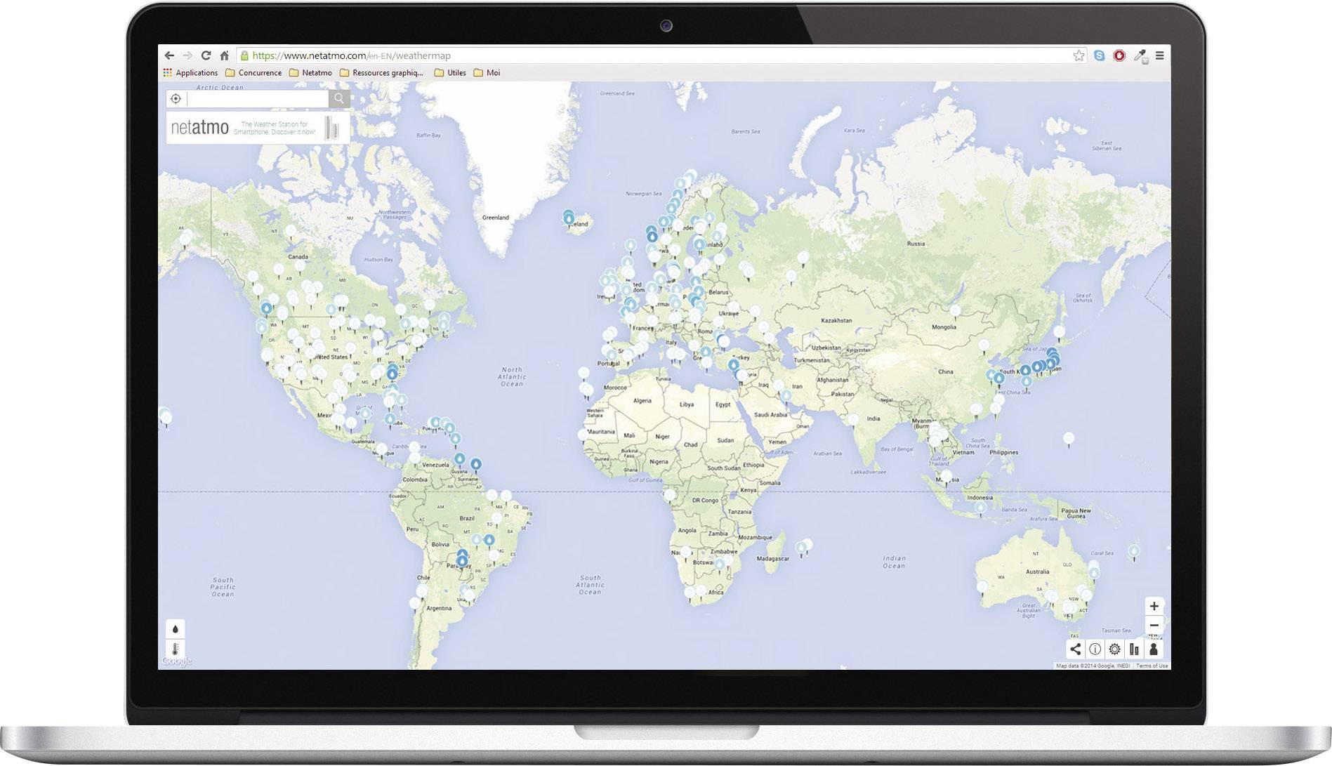 Ein Laptop zeigt eine Weltkarte mit blauen Markierungen, die verschiedene geographische Standorte anzeigen.