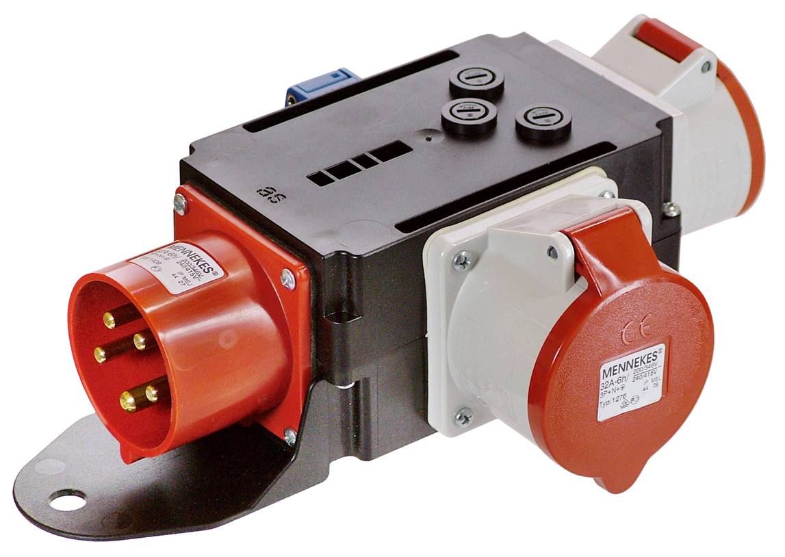 Industrielle Steckdose mit rotem Stecker und mehreren Anschlüssen, geeignet für 63 Ampere. Markenname 'MENNEKES' auf dem Etikett.