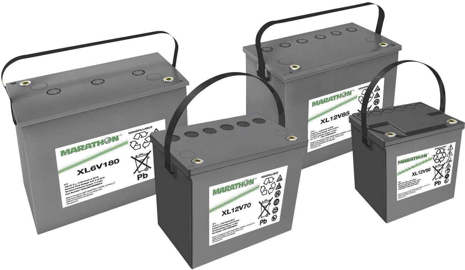 Vier graue Batterien in verschiedenen Größen mit Griffen und Etiketten, die 'MARATHON' anzeigen, aufgereiht auf weißem Hintergrund.