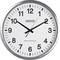 Analoge Wanduhr mit schwarzem Ziffernblatt und silbernem Rand. Zeigt 10:10 Uhr.