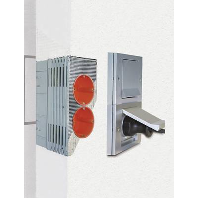 Zu sehen ist ein Schallschutzlüfter in einer Wand installiert, mit einer Abdeckung auf der Vorderseite und zwei Lüftungsrohren.
