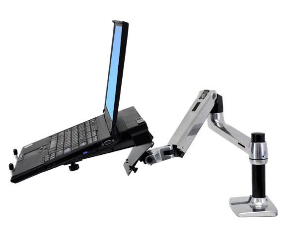 Ein Laptop in seitlicher Ansicht ist an einem flexiblen Metallarm montiert, der an einem stabilen Tischständer befestigt ist.