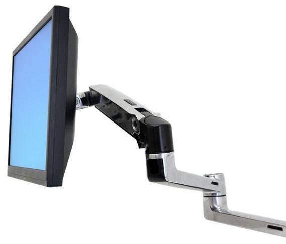 Ein computermonitor mit blauem Bildschirm ist an einem verstellbaren Schwenkarm montiert, der an einem Tisch befestigt ist.
