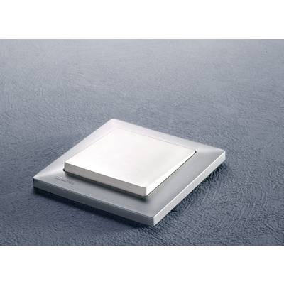Ein eleganter, quadratischer Lichtschalter aus Metall mit flacher Oberfläche, montiert auf einer strukturierten, grauen Wand.