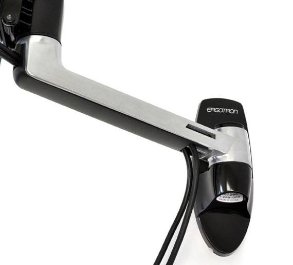 Ein verstellbarer Monitorarm von Ergotron, silbern und schwarz, an der Wand montiert.