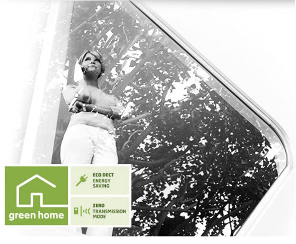 Frau steht in einem modernen Gebäude; daneben ein grünes Symbol mit den Worten 'green home', 'Eco Dect Energy Saving', 'Zero Transmission Mode'.