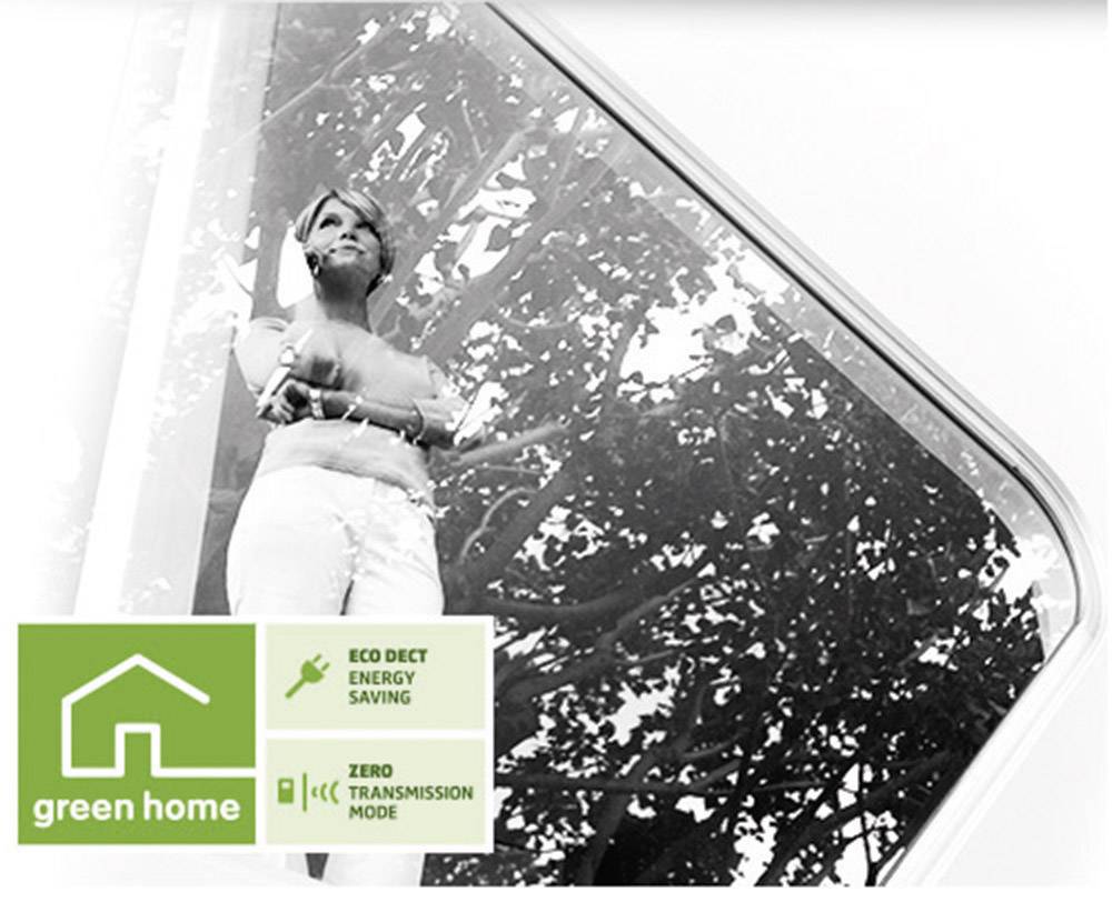 Eine Frau steht nachdenklich an einem Fenster. Unten links: 'green home' Logo mit 'ECO DECT Energy Saving' und 'Zero Transmission Mode'.