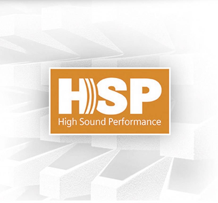 Logo mit orangefarbenem Hintergrund und dem weißen Text 'HSP High Sound Performance'. Hintergrund zeigt abstrakte, weiße 3D-Elemente.