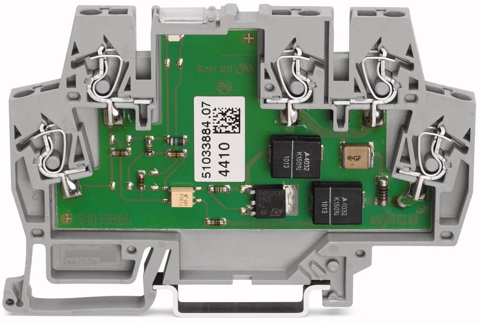 Ein elektronisches Bauteil, vermutlich eine Leiterplatte, mit mehreren Klemmen und sichtbaren Schaltkreisen auf einem grünen Board.