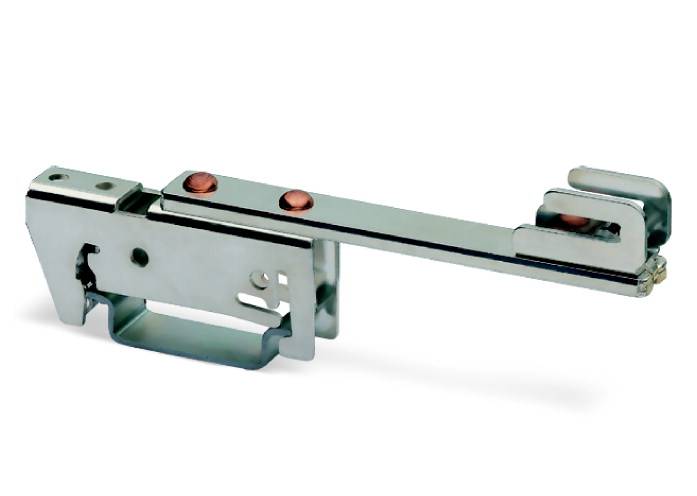 Metallverschlussmechanismus mit Hebelarm und zwei Kupferschrauben, vermutlich Teil eines technischen Geräts für Verriegelungsfunktionen.