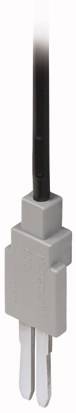 Ein grauer Thermoelement-Stecker mit zwei Metallstiften, verbunden mit einem schwarzen Kabel. Geeignet für Temperaturmessungen.