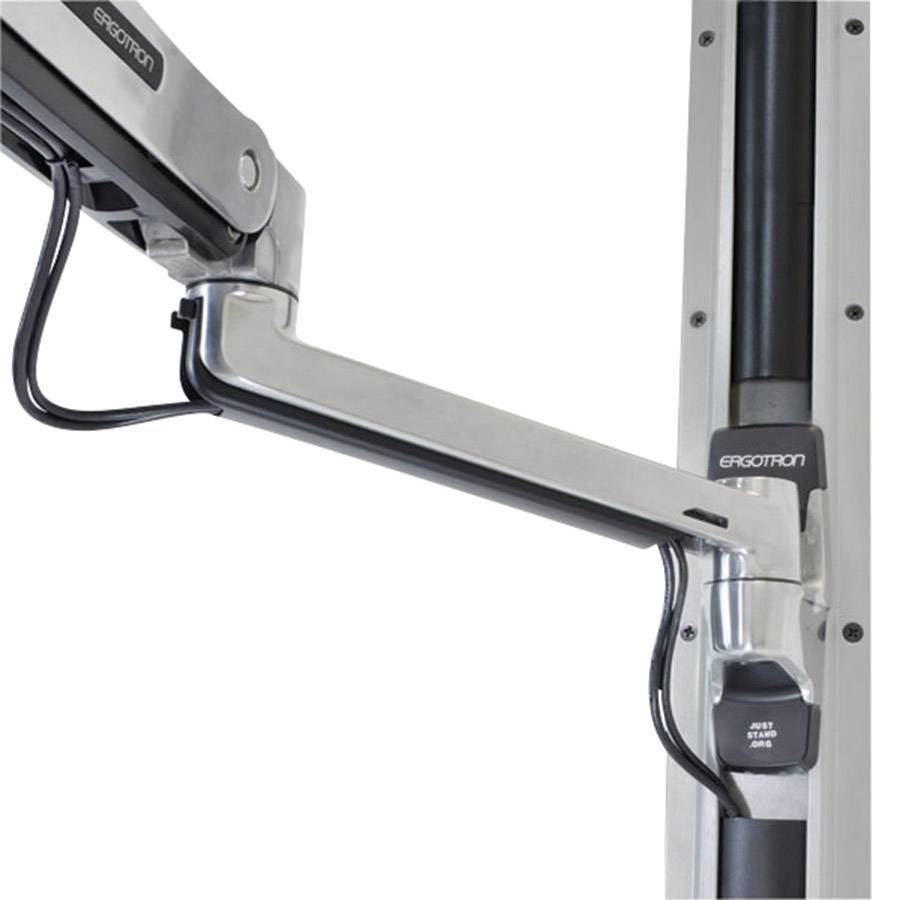 Ein höhenverstellbarer Monitorarm aus Metall mit Gelenk, montiert an einer Stange, bietet Flexibilität für die Bildschirmpositionierung.