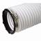 Flexibler, weißer Schlauch mit Metallverstärkung und schwarzer Rundung an einem Ende, verwendet für Lüftungs- oder Klima-Systeme.