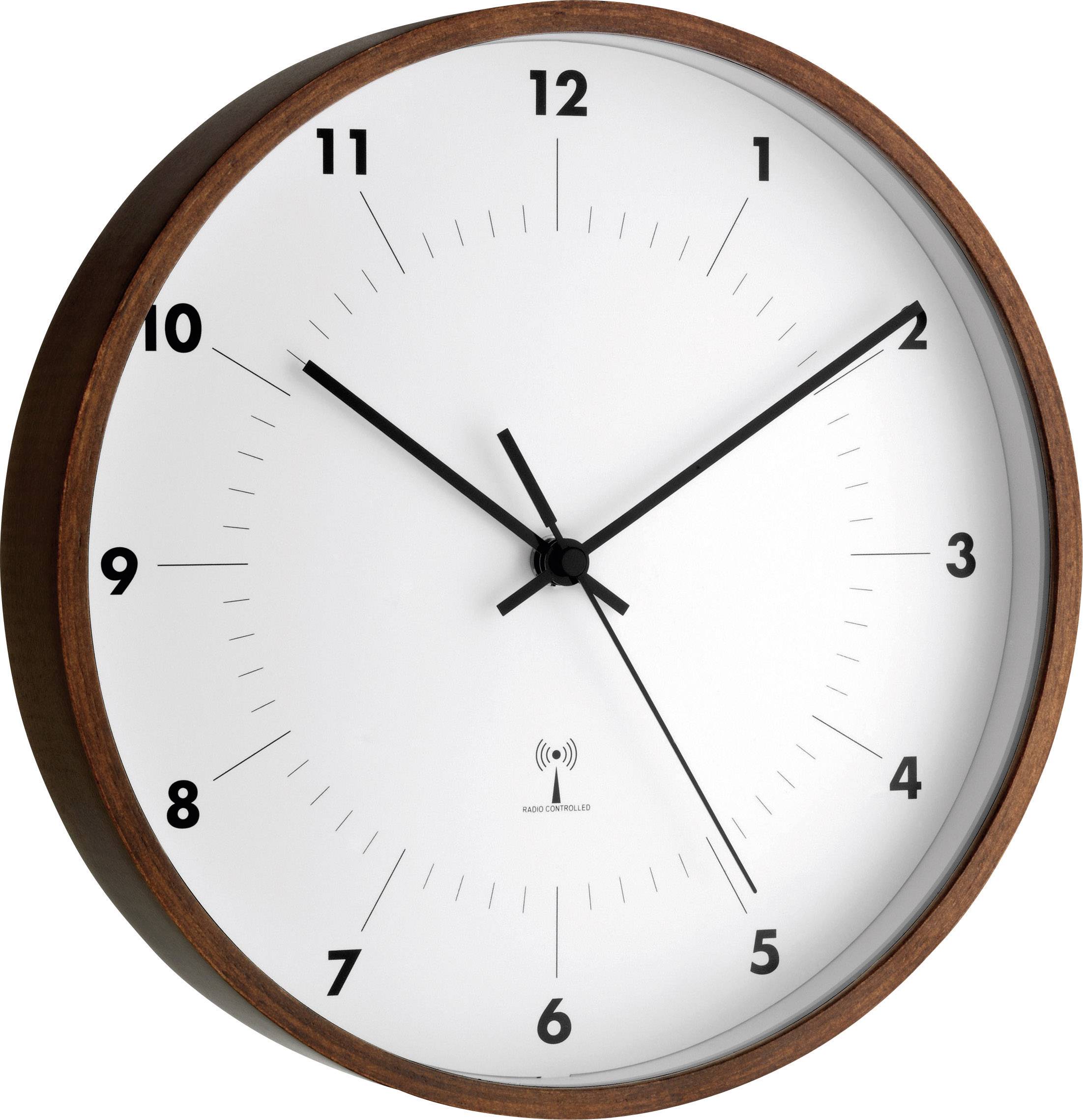 Analog-Wanduhr mit braunem Rahmen zeigt 1:45 Uhr. Weiße Ziffern und schwarze Zeiger auf weißem Ziffernblatt.