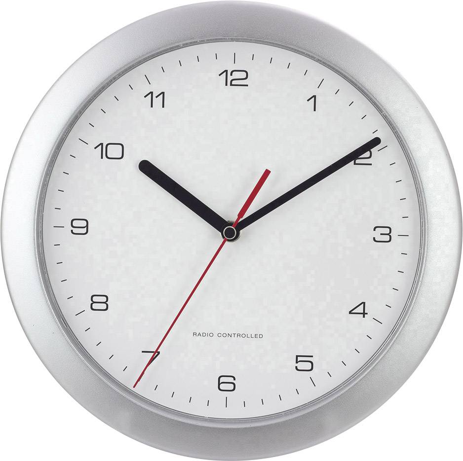 Analoge Wanduhr mit silbernem Rahmen und dreizehn nach zehn Uhr. Uhr hat klare Ziffern und feine schwarze Zeiger mit rotem Sekundenzeiger.