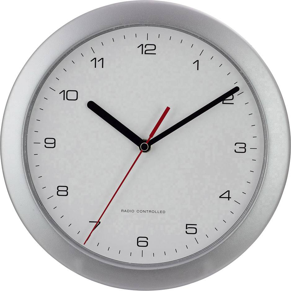 Eine silberne Wanduhr zeigt 10:10 Uhr an. Schwarze Stunden- und Minutenzeiger, roter Sekundenzeiger.